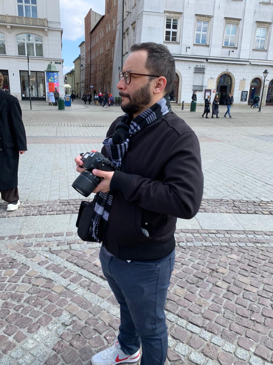 Antonio Rosa photographing
